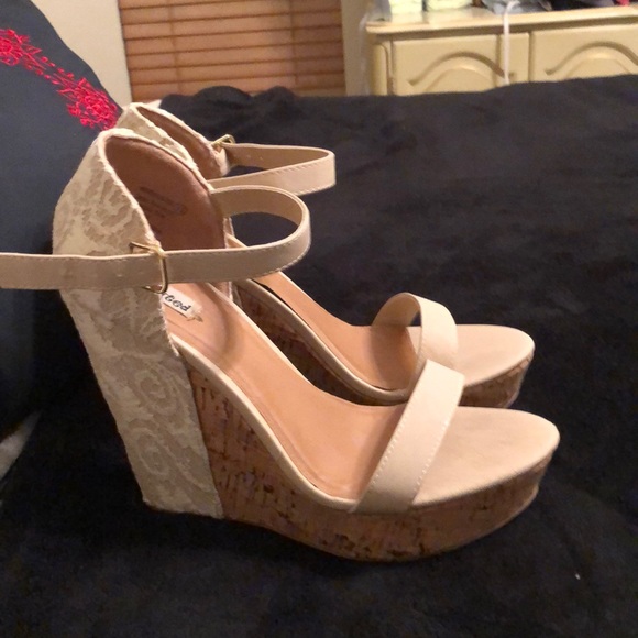Women’s lace detail cream colored wedges (9.5) - Picture 2 of 8